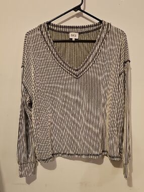 BKE Womens Sz Small Long Sleeve Shirt. Green And Cream. Vneck. Buckle